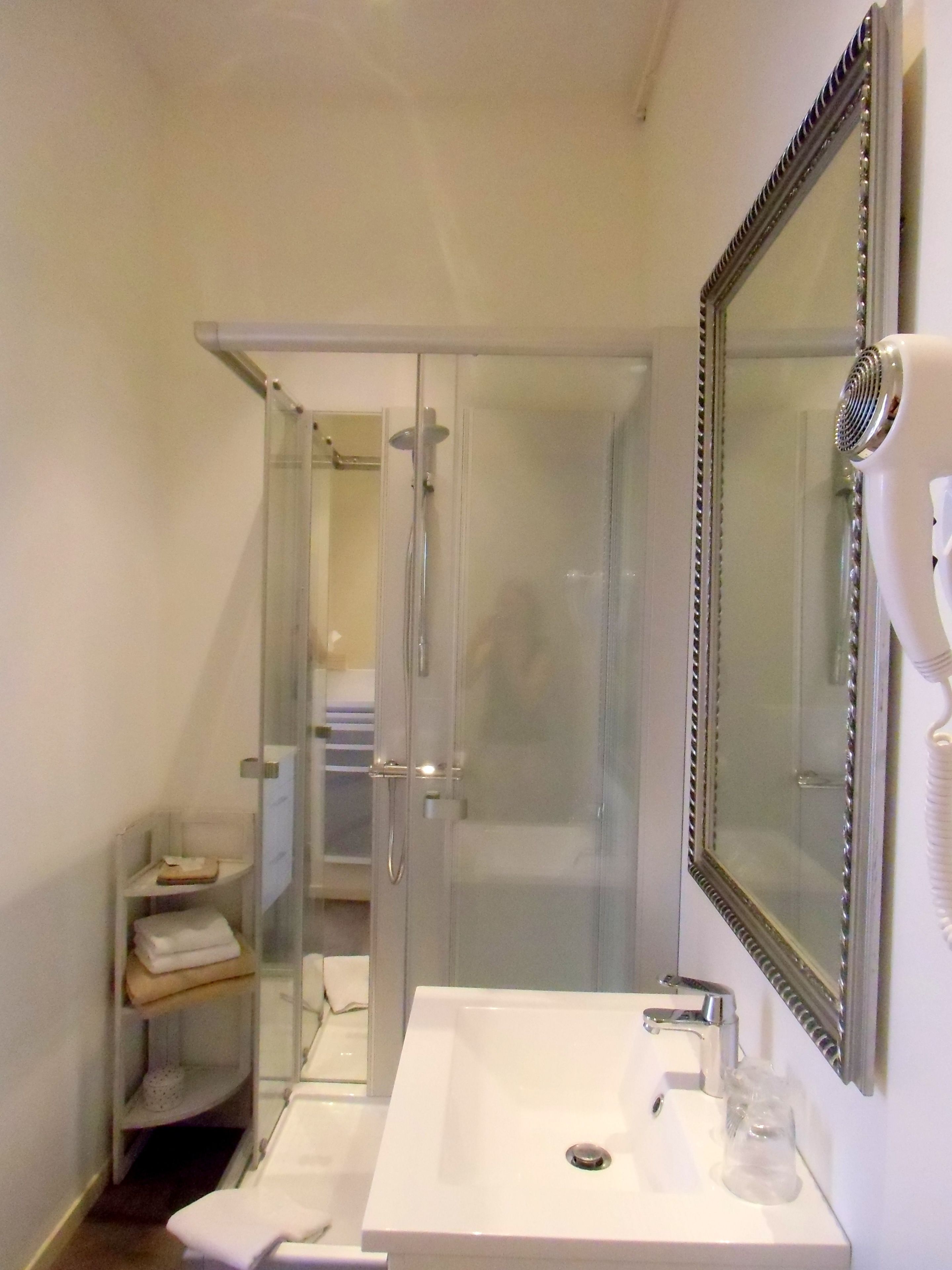 Deluxe Double Room, Private Bathroom | Bathroom | Shower, towels