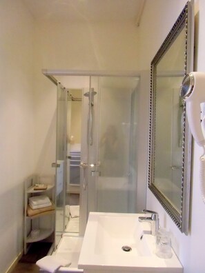 Deluxe tweepersoonskamer, privébadkamer | Badkamer | Een douche, handdoeken