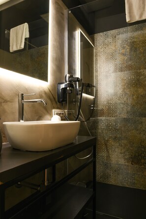 Regadera, amenidades de baño gratuitas, secadora de cabello, bidet 