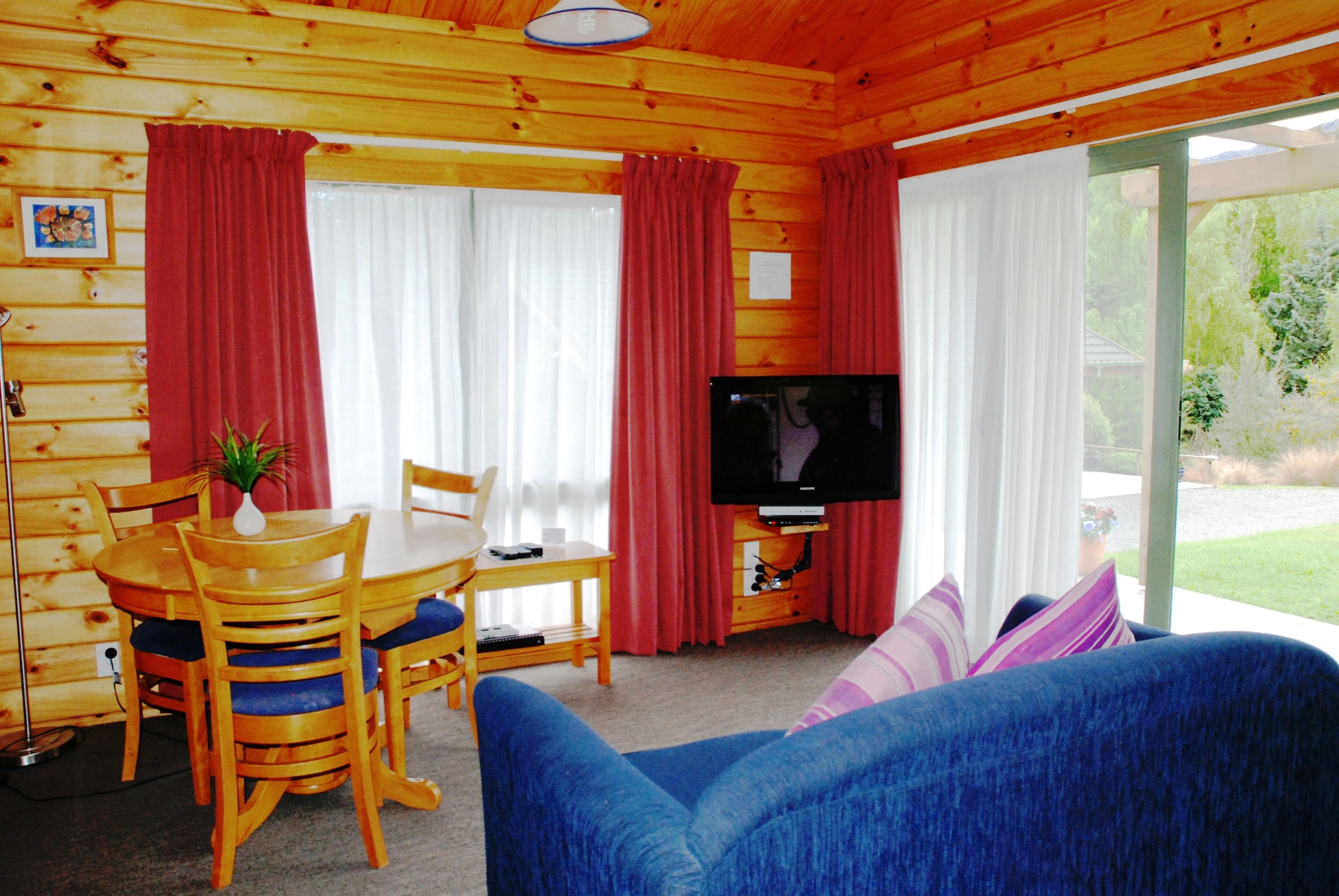 シャレー 1 ベッドルーム (One Bedroom Spa Chalet (Queen)) | 高級寝具、客室ごとに異なる装飾、客室ごとに異なるインテリア、遮光カーテン