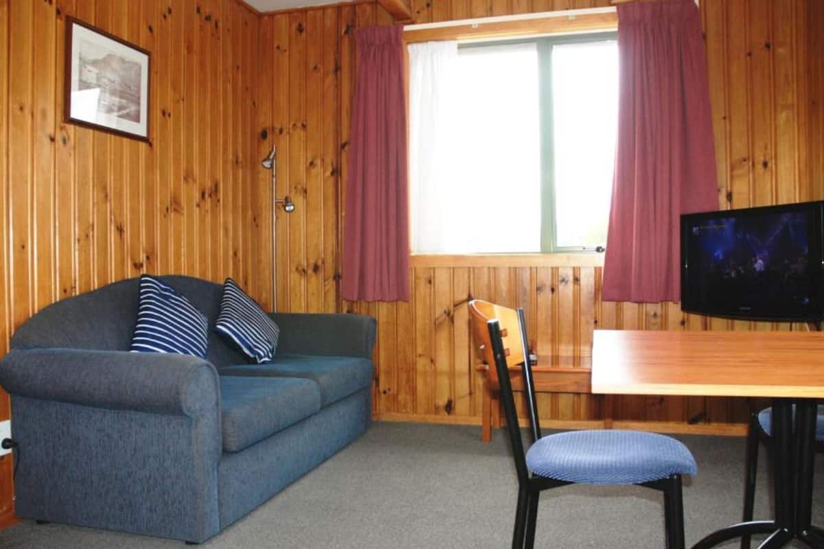 Chalet, 1 kamar tidur (One Bedroom Chalet (Queen)) | Seprai premium, tirai kedap cahaya, dan kedap suara