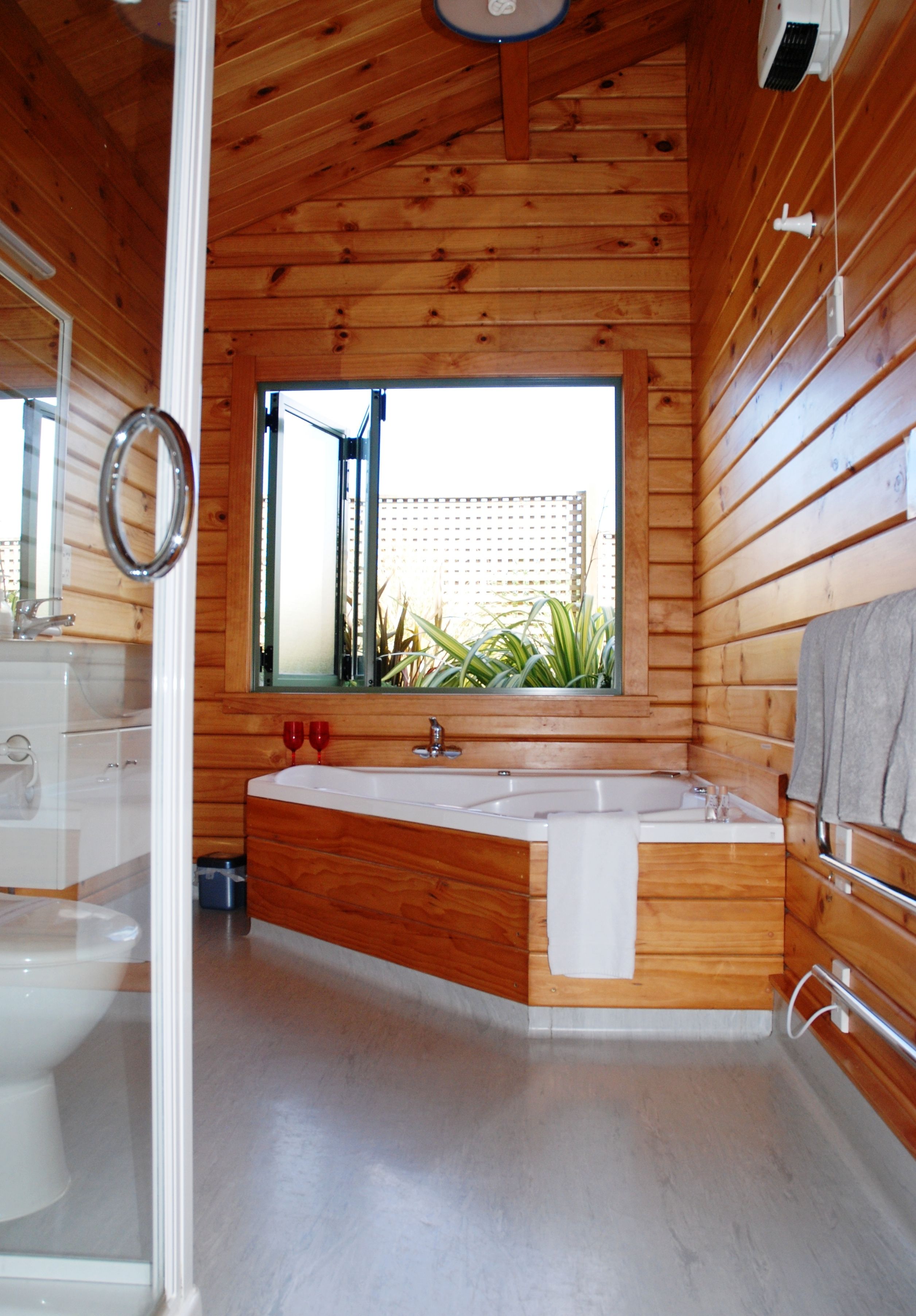 One Bedroom Spa Chalet (Queen) | Bathroom