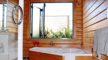 One Bedroom Spa Chalet (Queen) | Bathroom | Free toiletries, hair dryer, towels, soap
