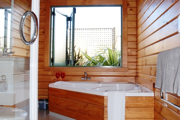 Alpehytte, 1 soverom (One Bedroom Spa Chalet (Queen)) | Bad | Toalettartikler (inkludert), hårføner, håndklær og såpe