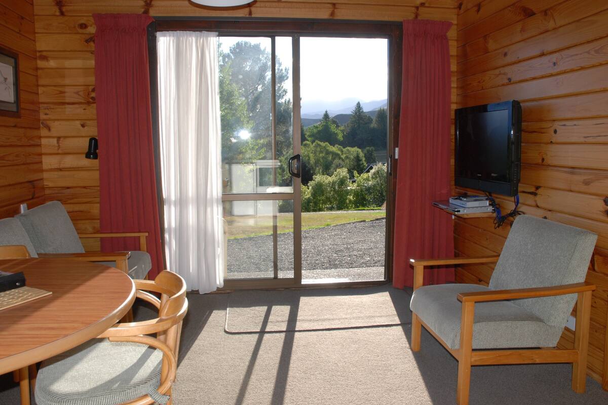 Chalet, 2 kamar tidur (Two Bedroom Chalet (Sleeps 4)) | Seprai premium, tirai kedap cahaya, dan kedap suara