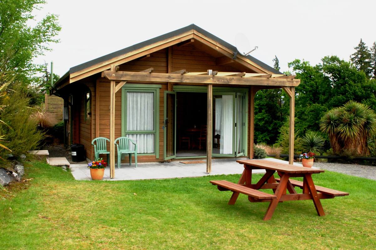 Chalet, 1 kamar tidur (One Bedroom Spa Chalet (Queen)) | Seprai premium, tirai kedap cahaya, dan kedap suara