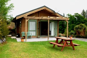 One Bedroom Spa Chalet (Queen) | Premium bedding, individually decorated, individually furnished - The Chalets Motel (Hanmer Springs)