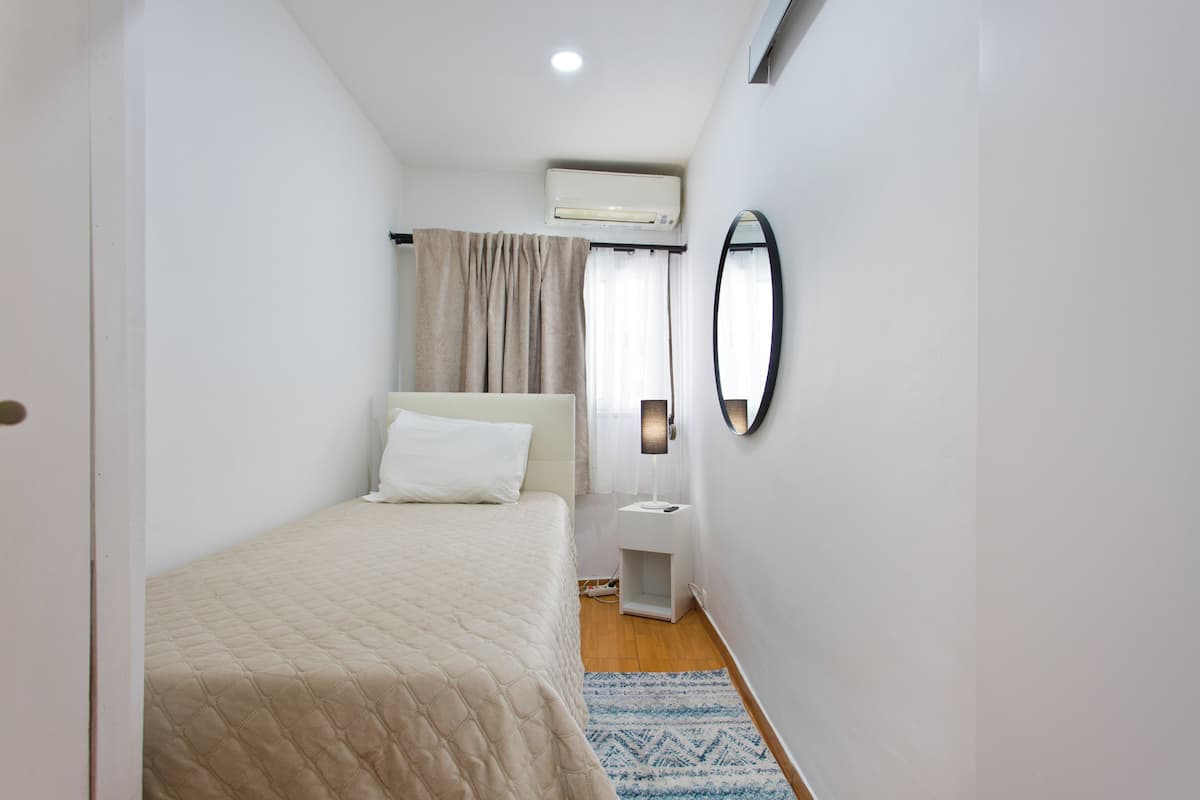 Enkelrum - privat badrum | Värdeförvaringsskåp på rummet och individuell inredning