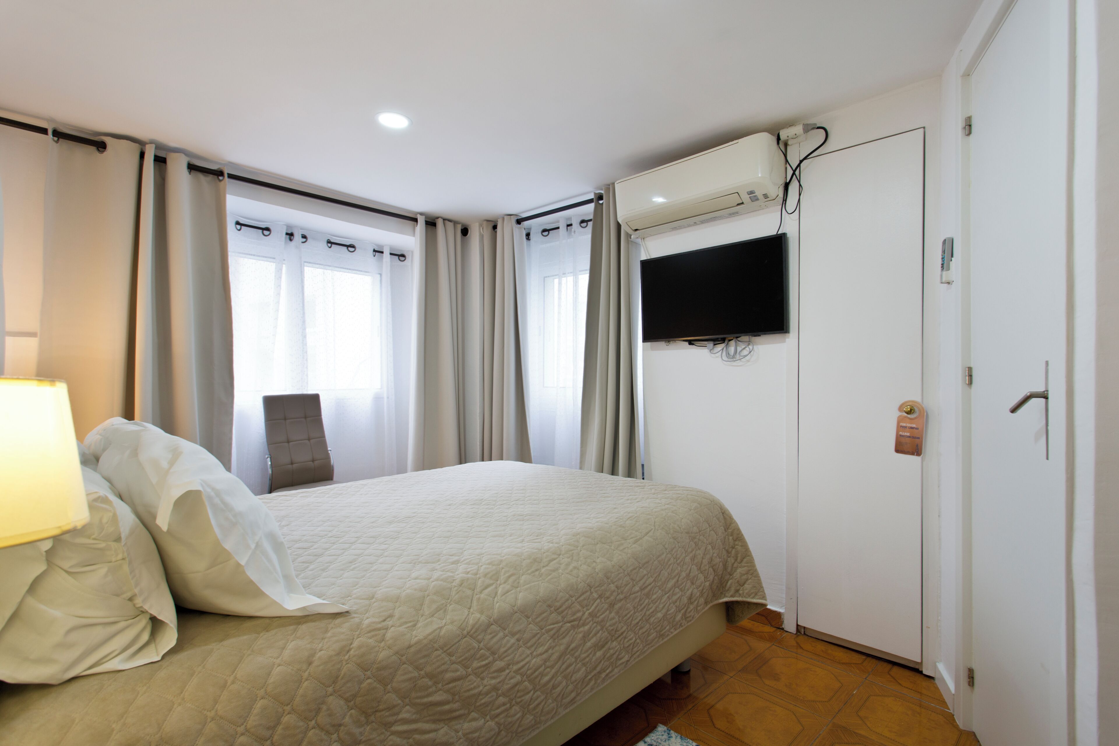 Habitación doble, baño privado | Caja fuerte, decoración individual, cortinas opacas