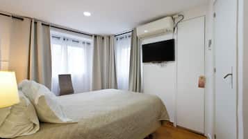 Quarto casal, banheiro privativo | Cofres nos quartos, cortinas blackout, ferros/tábuas de passar roupa