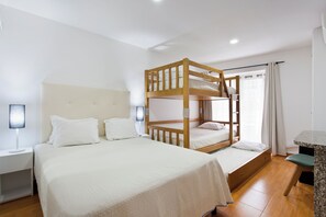 Habitació familiar, bany privat | Caixa forta a l'habitació, decoració individual i cortines opaques 