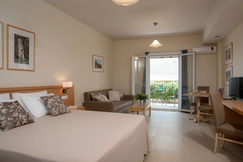 スタンダード スタジオ | セーフティボックス (室内)、デスク、防音設備、アイロン / アイロン台