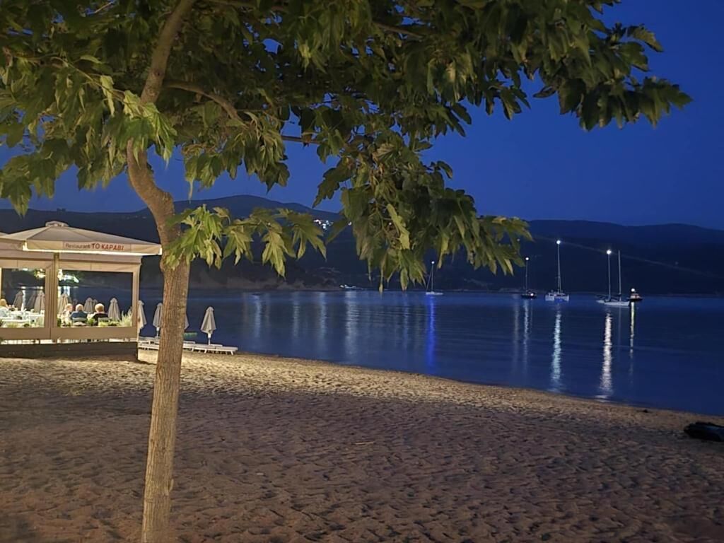In Strandnähe, Liegestühle, Sonnenschirme, Strandtücher