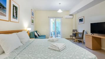 Economy Studio | In-room safe, desk, soundproofing, iron/ironing board
