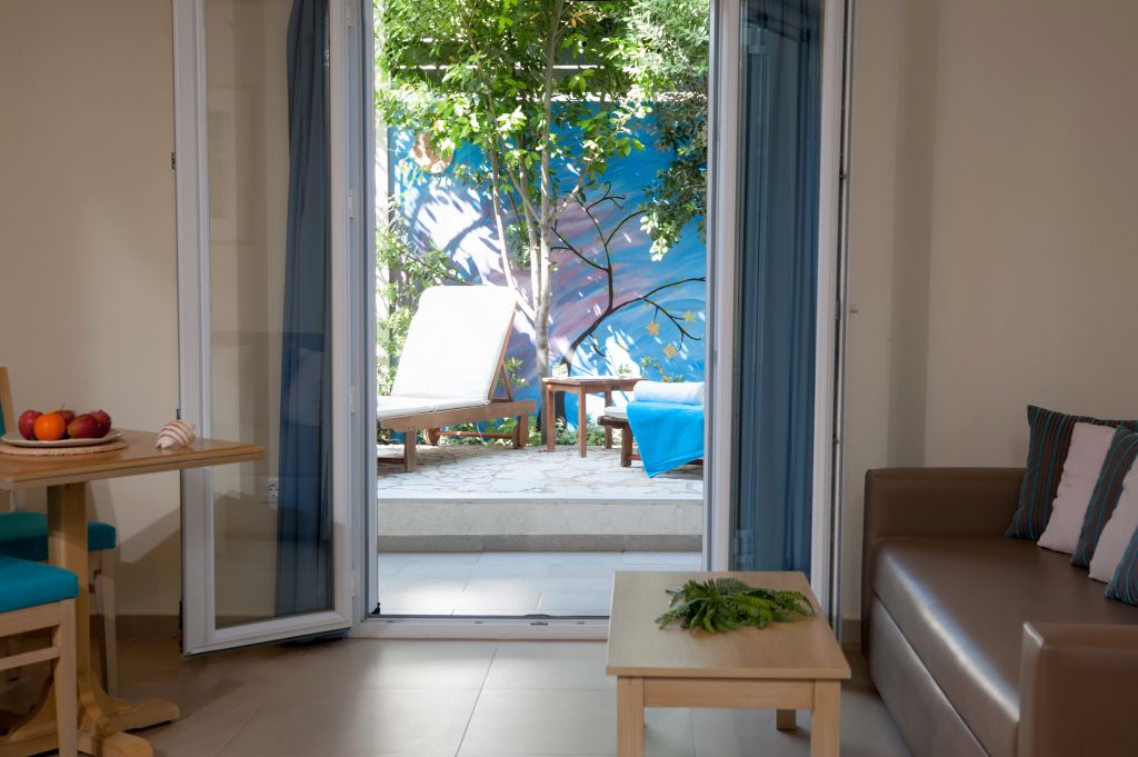 Standard Studio | In-room safe, desk, soundproofing, iron/ironing board