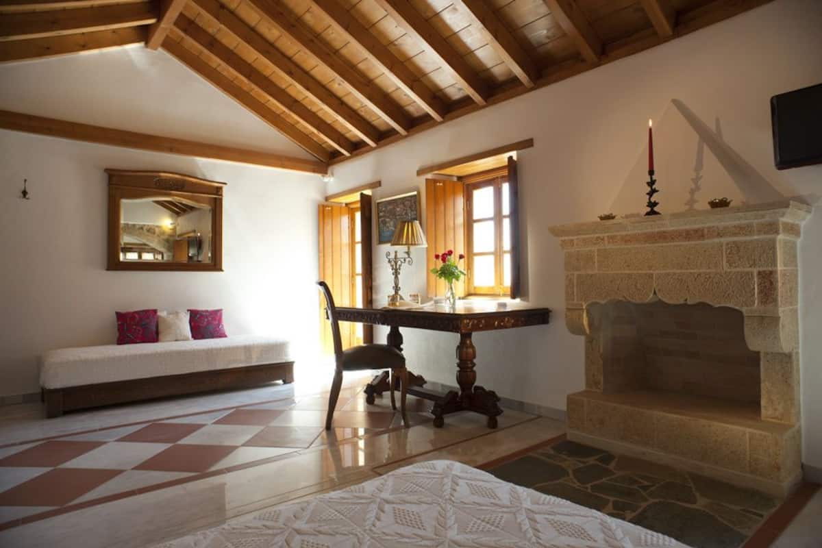 suite | living area | lcd tv