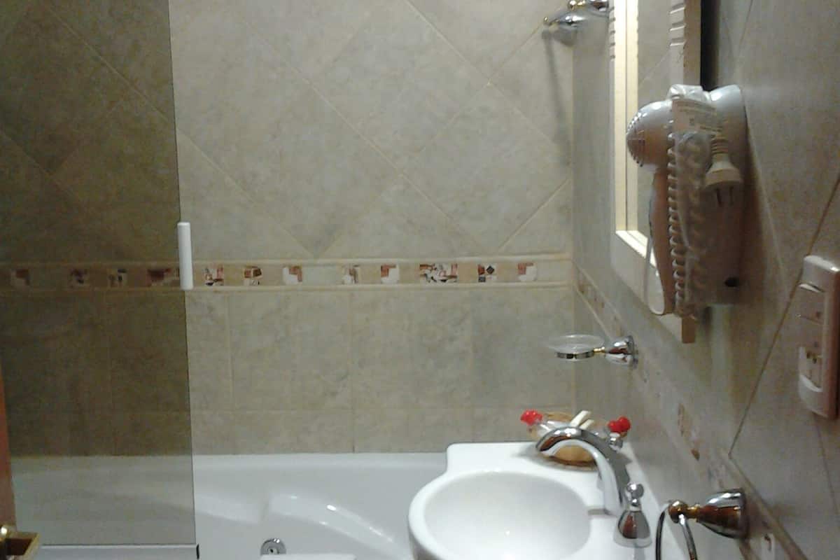 Habitación triple clásica | Sábanas de algodón egipcio, ropa de cama de alta calidad y minibar