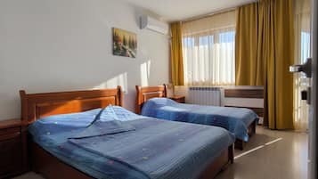 Family Triple Room | Blackout drapes, soundproofing, bed sheets