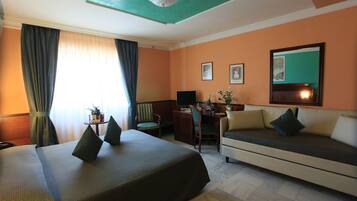 Minibar, caja de seguridad en la habitación y escritorio