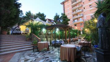 Petit déjeuner et déjeuner servis sur place, restauration en plein air