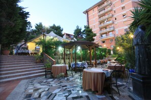 供应早餐、午餐和晚餐，地方菜，室外就餐