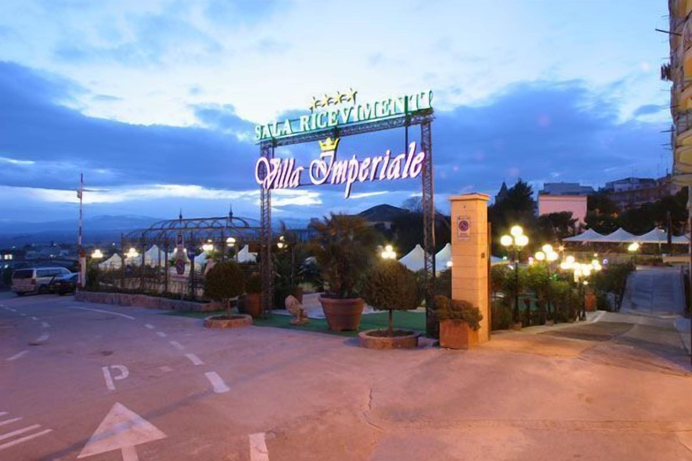 L'ingresso di un hotel con un cartello che riporta la scritta 