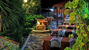 Petit déjeuner et déjeuner servis sur place, restauration en plein air