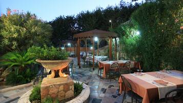 Se sirven desayunos, comidas y cocina local con mesas al aire libre