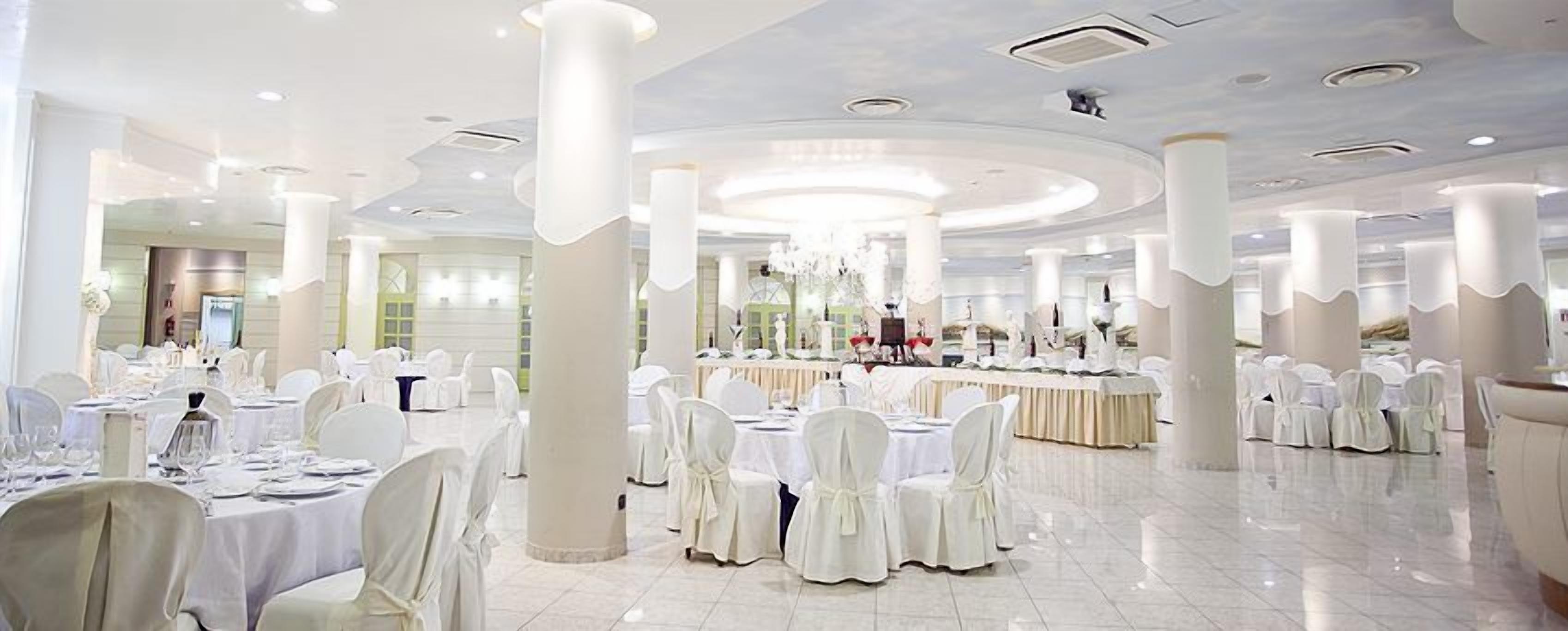 Breakfast, lunch, dinner served; local cuisine, alfresco dining 