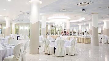 Se sirven desayunos, comidas y cocina local con mesas al aire libre