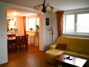 Leilighet, 2 soverom, kjøkken | Oppholdsområde | LCD-TV