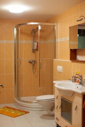 Shower, towels - Villa Paris (Piestany)