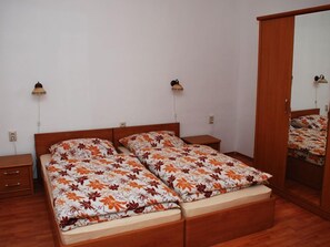 Iron/ironing board, free cots/infant beds, rollaway beds, free WiFi - Villa Paris (Piestany)