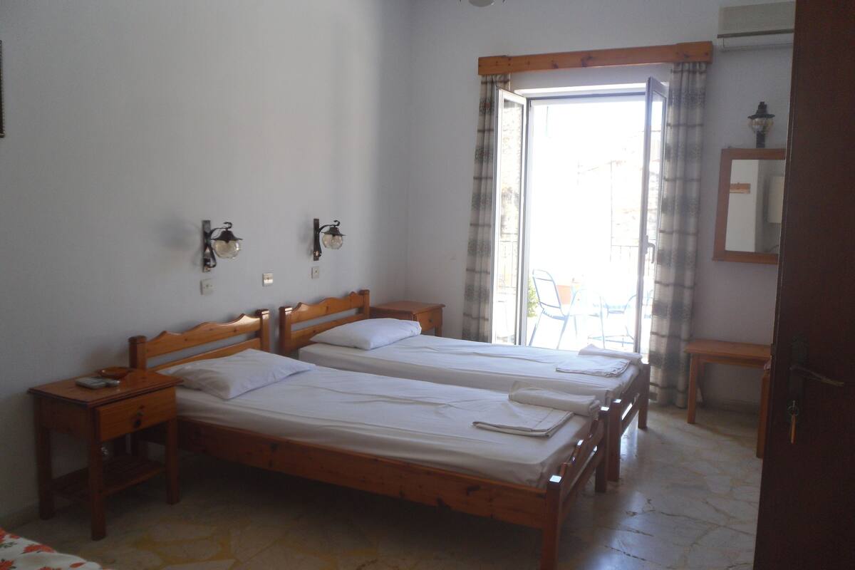Free cots/infant beds, free WiFi