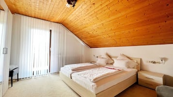 Suite, 1 slaapkamer | Individueel gedecoreerd, individueel gemeubileerd, een bureau