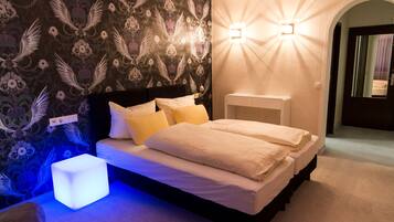 Comfort-Doppel- oder -Zweibettzimmer, eigenes Bad | Individuell dekoriert, individuell eingerichtet, Schreibtisch