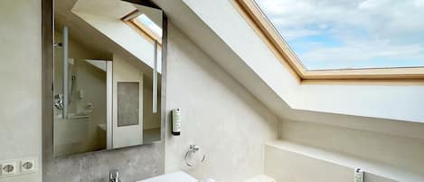 Comfort appartement, privébadkamer | Badkamer | Een douche, gratis toiletartikelen, een haardroger, handdoeken