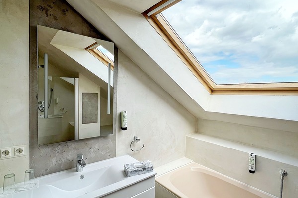Comfort Apartment, Private Bathroom | Bathroom | Shower, free toiletries, hair dryer, towels