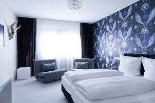 Decoración personalizada, muebles diferentes y escritorio 