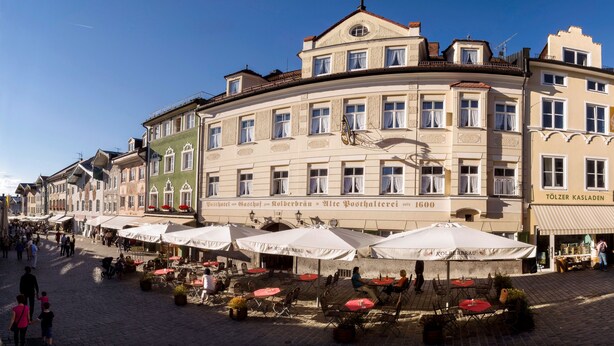 A historic building with a sign indicating it is a hotel since 1600. - KOLBERBRÄU Posthotel und Gasthaus (Bad Toelz)