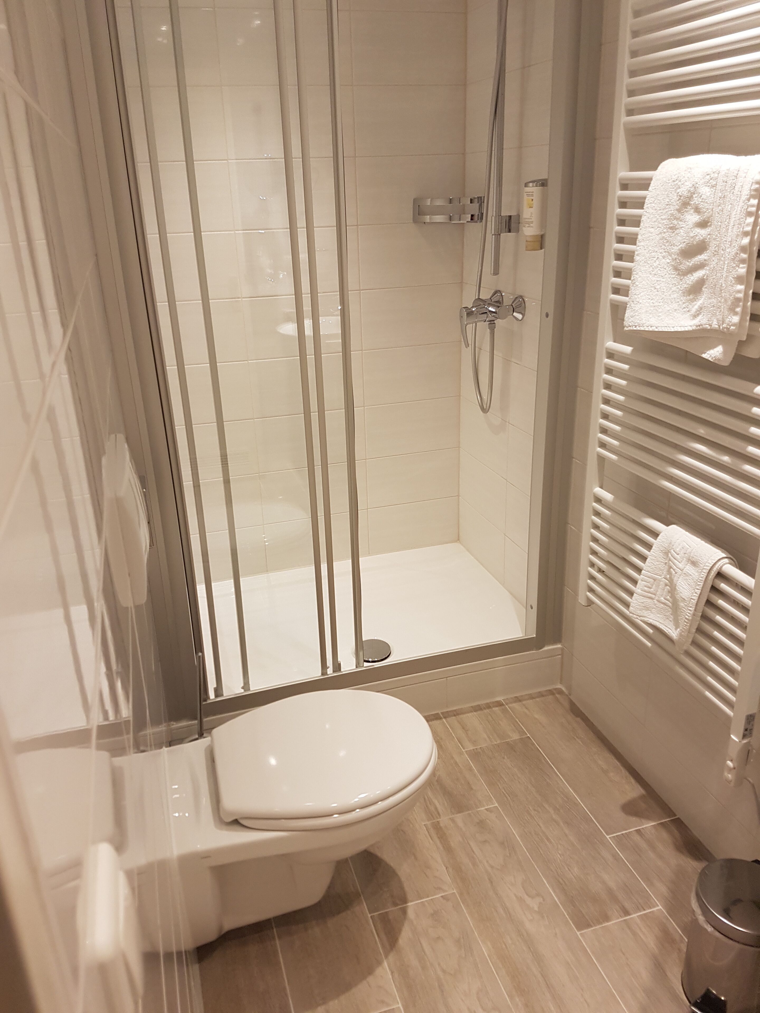 comfort single room | bathroom | free toiletries, hair dryer