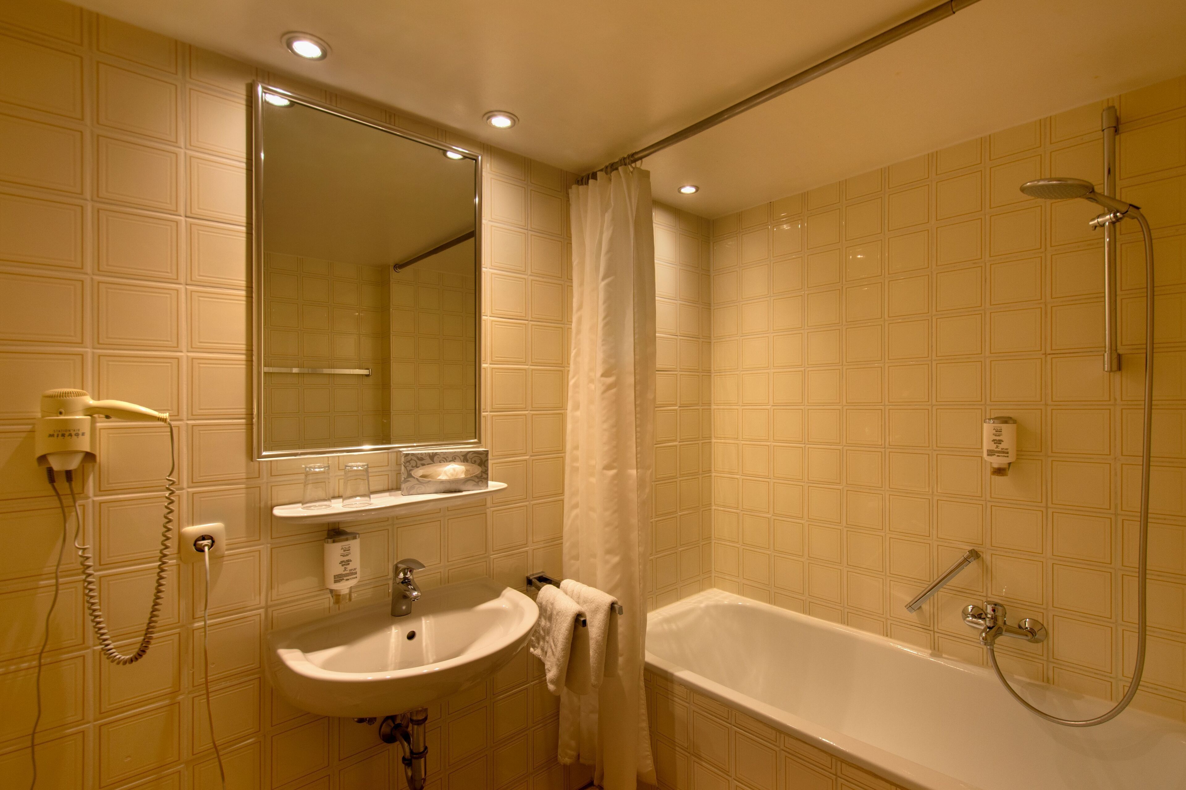 free toiletries, hair dryer