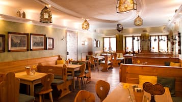 Se sirven comidas, cenas y cocina regional