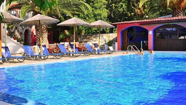 Outdoor pool, pool umbrellas, pool loungers - Ilios Studios (Istiaia-Aidipsos)