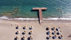 Privat strand, hvit sand, strandtelt (inkludert) og solsenger