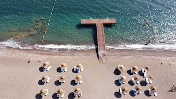 Playa privada, arena blanca, camas de playa gratis
