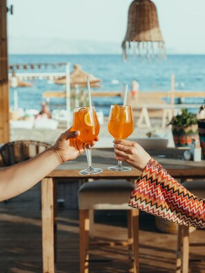 Outdoor dining - Flow Datca Surf & Beach Hotel (Datça)