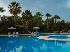 Piscina a l'aire lliure (horari: 09:00-20:00) i gandules 