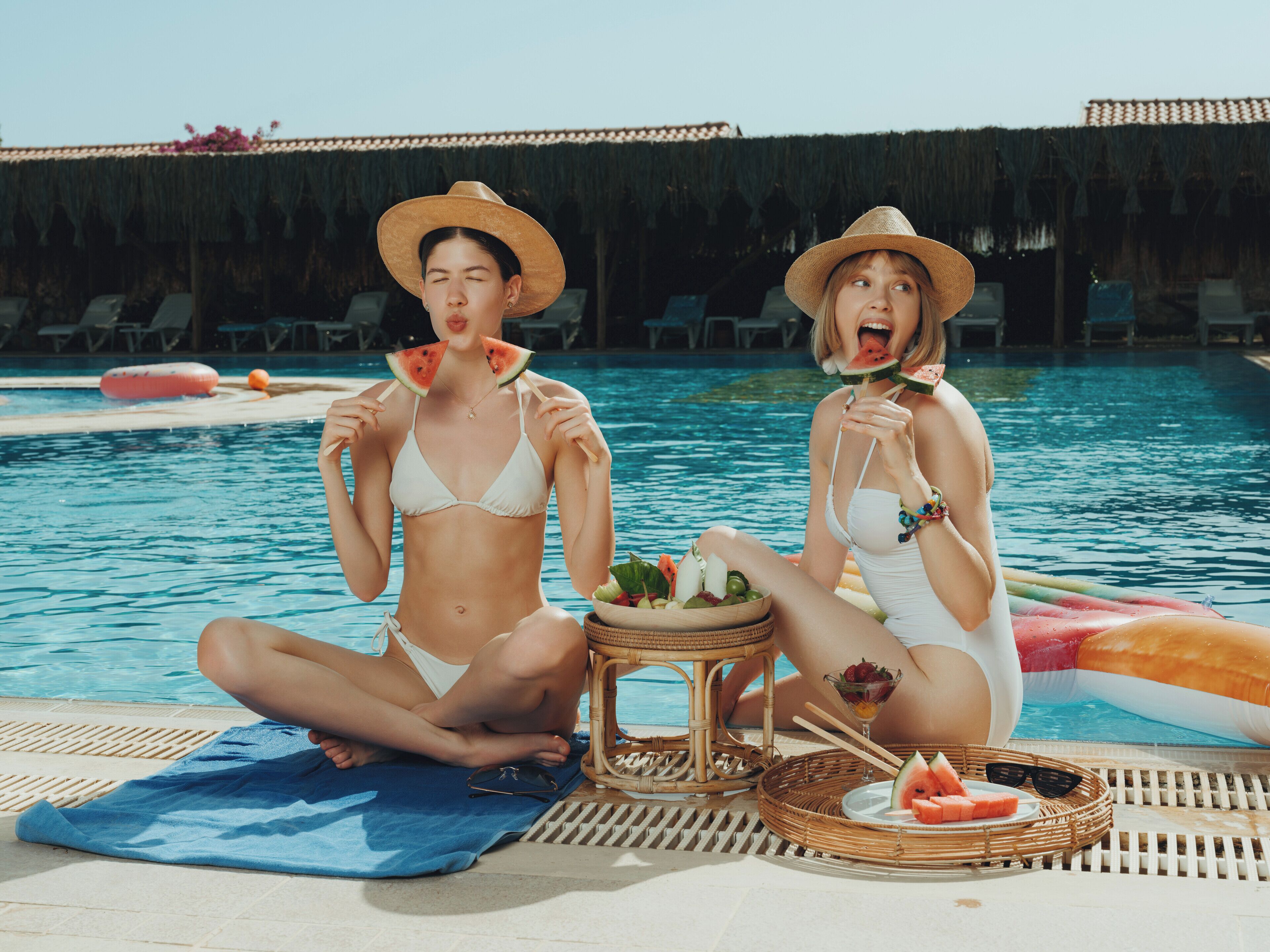 Hồ bơi ngoài trời, mở cửa từ 9:00 đến 20:00, ghế dài tắm nắng 