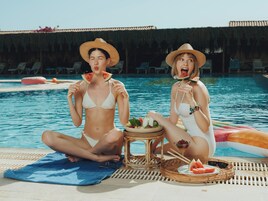 Una piscina al aire libre, sillones reclinables de piscina